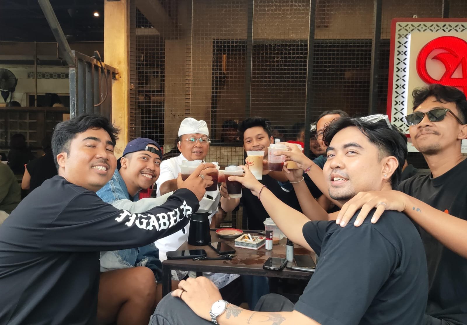 Ngopi Bareng Gubernur: Ketika Kekuasaan Duduk di Kursi Kayu