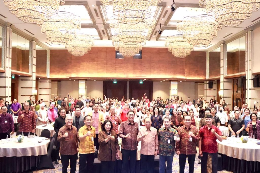 podiumnews.com-OJK Apreasi Keberpihakan Gubernur Koster pada Produk Lokal Bali