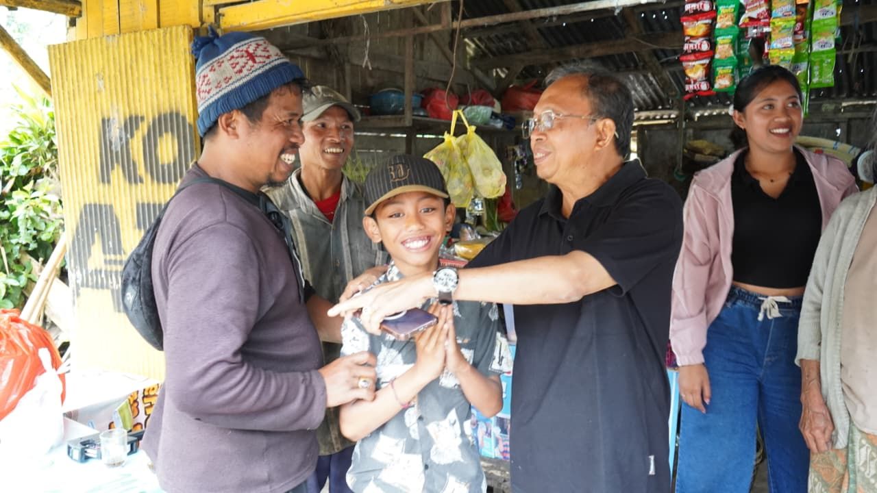 Kehangatan Gubernur di Warung Nenek Rina