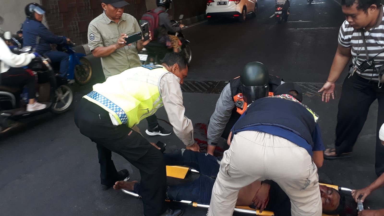 podiumnews.com-Pria Nekat Loncat dari Underpass Dewa Ruci