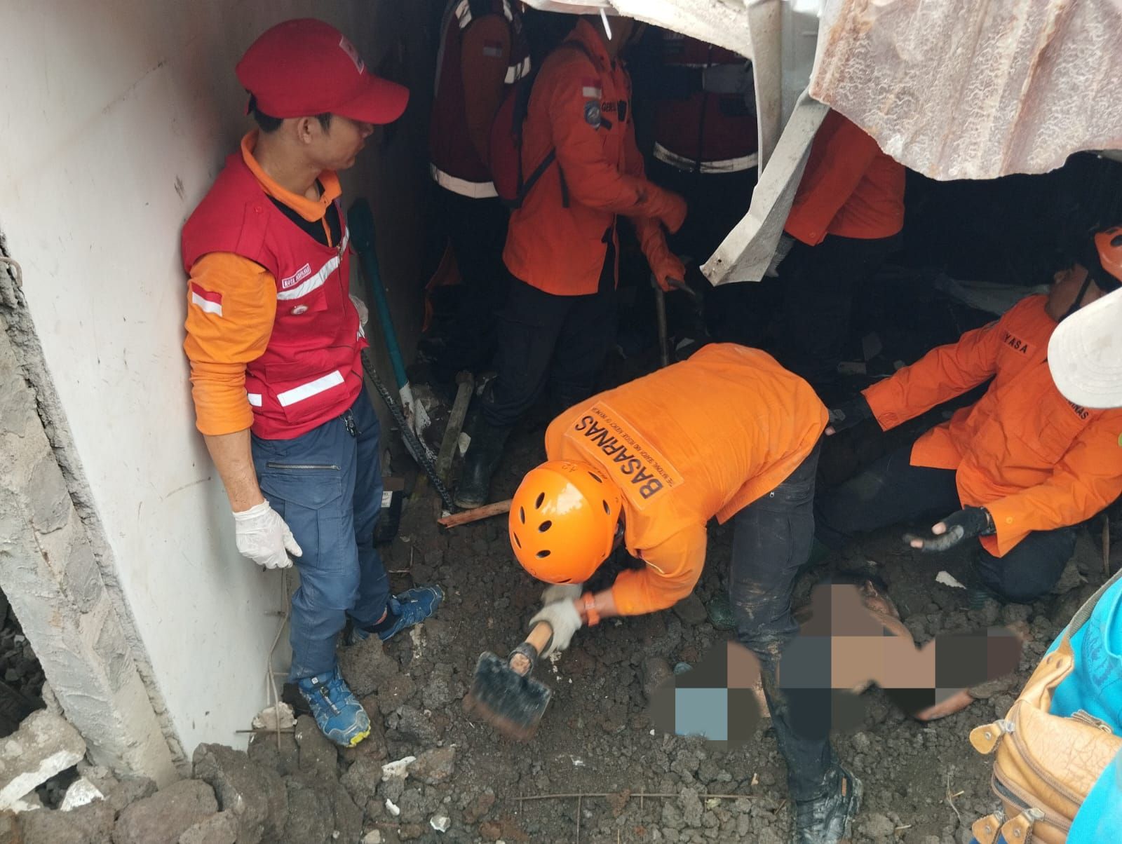 podiumnews.com-Delapan Warga Tertimbun Longsor di Ubung, Satu Tewas