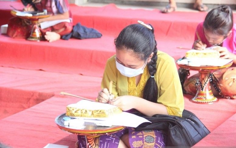 podiumnews.com-102 Pelajar SMP di Buleleng Belajar Menulis di Lontar