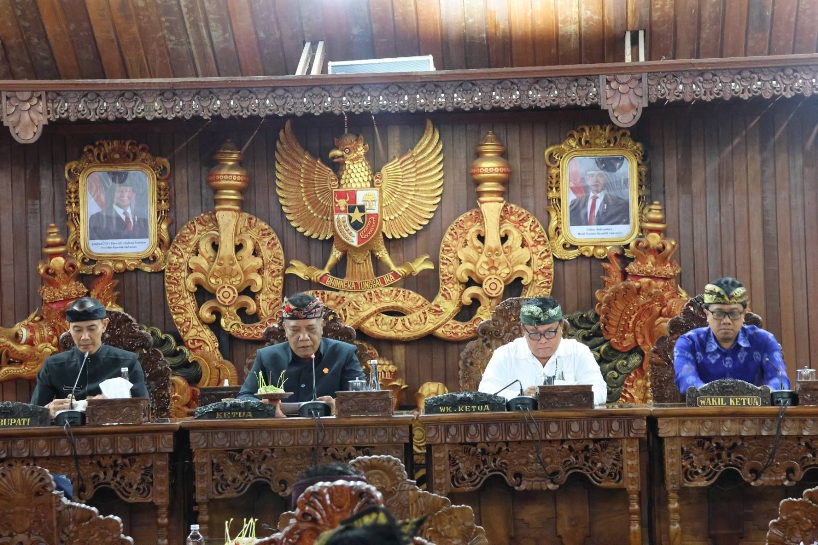 podiumnews.com-DPRD Klungkung Sahkan Pertanggungjawaban APBD 2024, Fraksi Beri Catatan