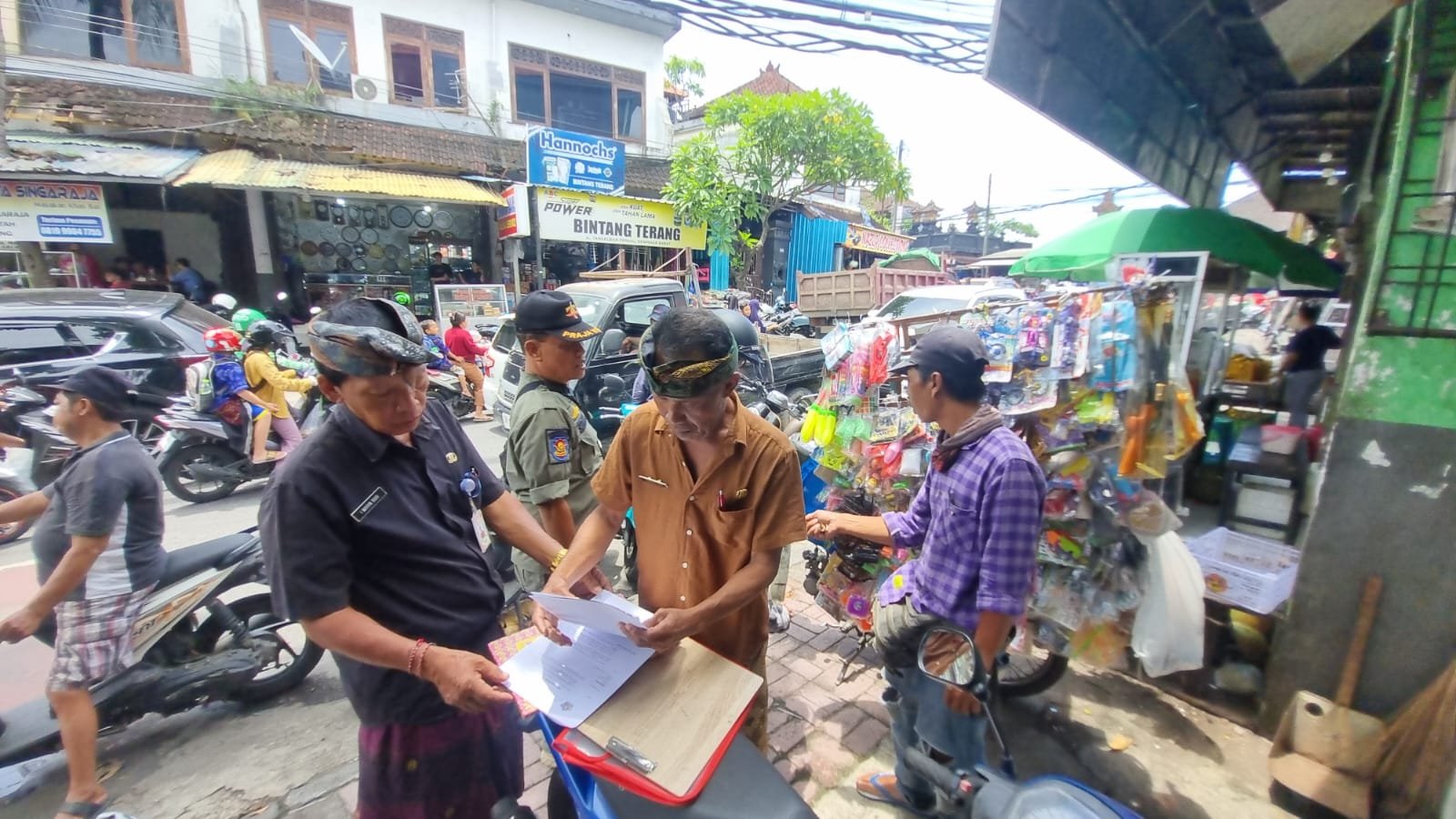 Parkir dan PKL Picu Macet di Depan SDN 5 Padangsambian 