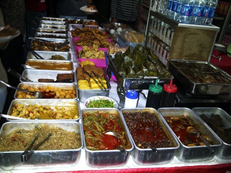 Makan di Luar Saat Ini Lebih Berbahaya Daripada Naik Kendaraan Umum 