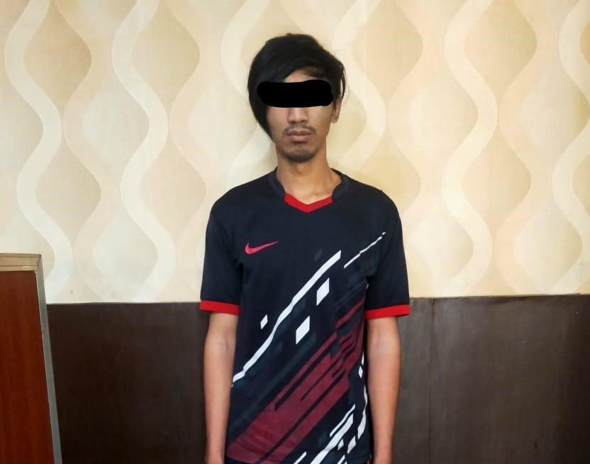 podiumnews.com-Satroni Ruang Guru SMP di Denpasar, AA Kepergok Petugas