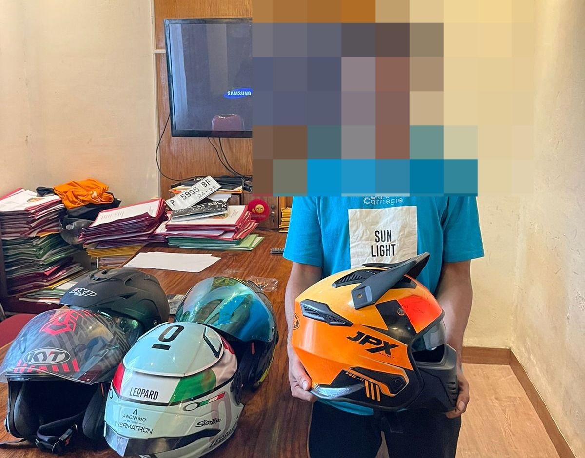 Polisi Ciduk Maling Helm Bule di Kuta