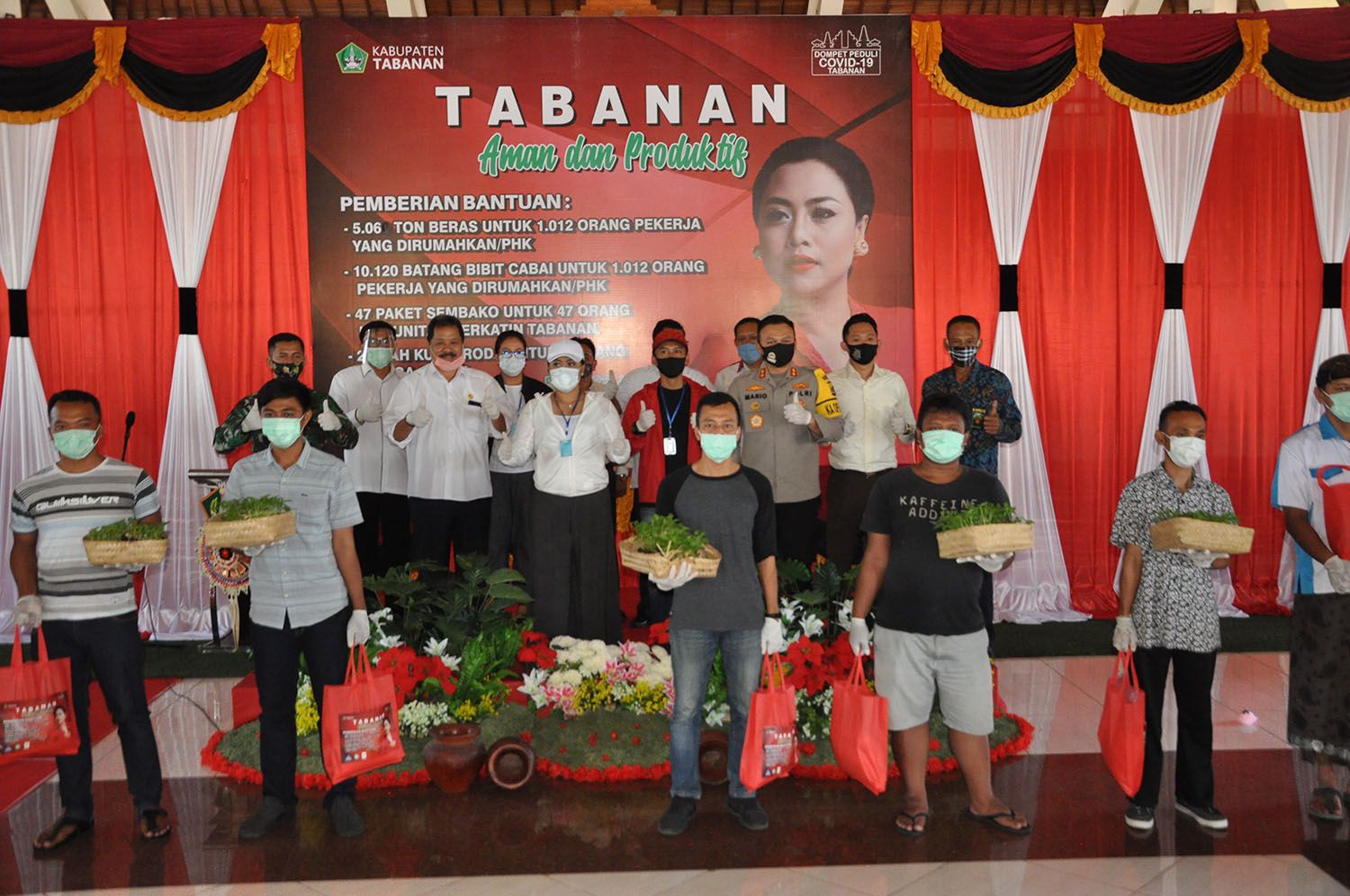 podiumnews.com-Bupati Tabanan Salurkan Bantuan untuk Masyarakat Terdampak Covid 19 