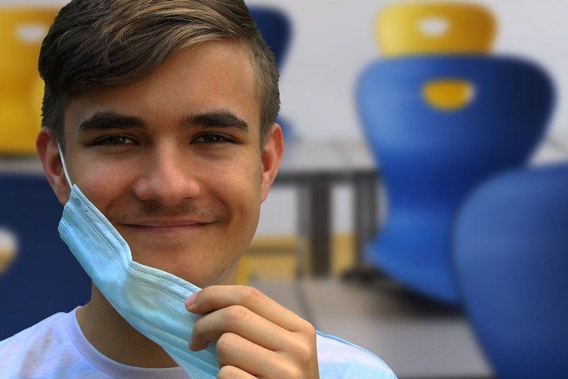 podiumnews.com-Beda Ijin Lepas Masker Usai Divaksin di Indonesia dan AS