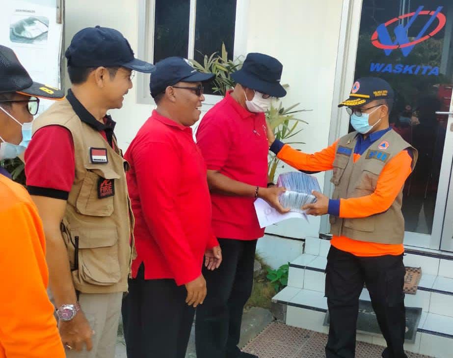 Warga Sekitar TPA Suwung Dibagikan Masker