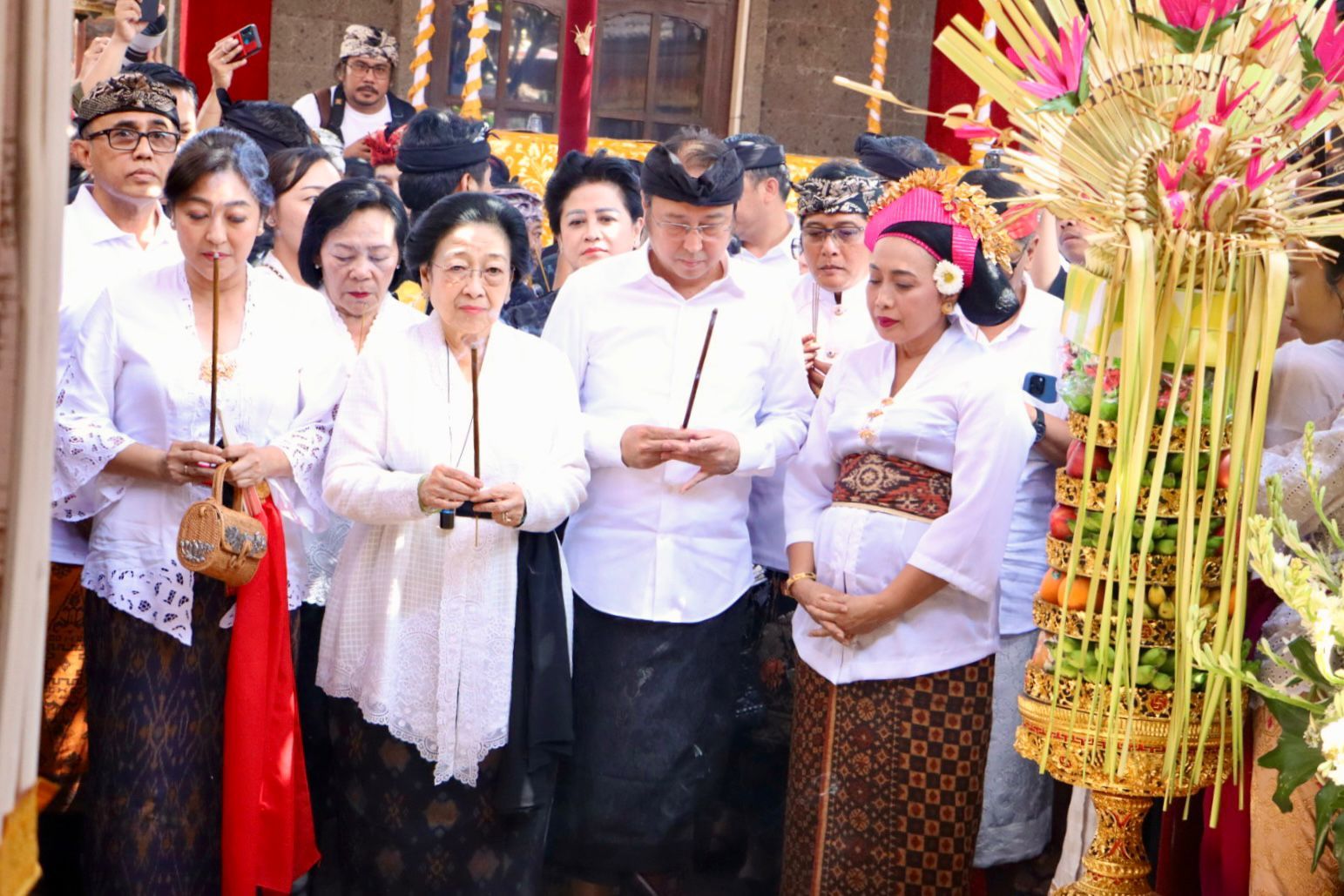 podiumnews.com-Megawati Soekarnoputri Hadiri Palebon Ibunda Walikota Denpasar