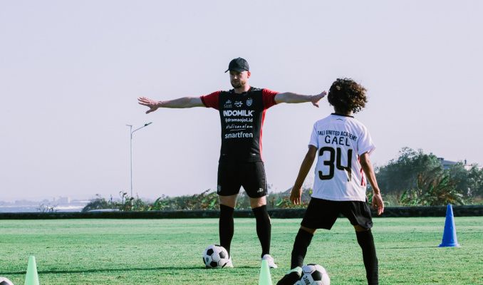 podiumnews.com-Melvin Platje Berbagi Ilmu di Bali United Academy