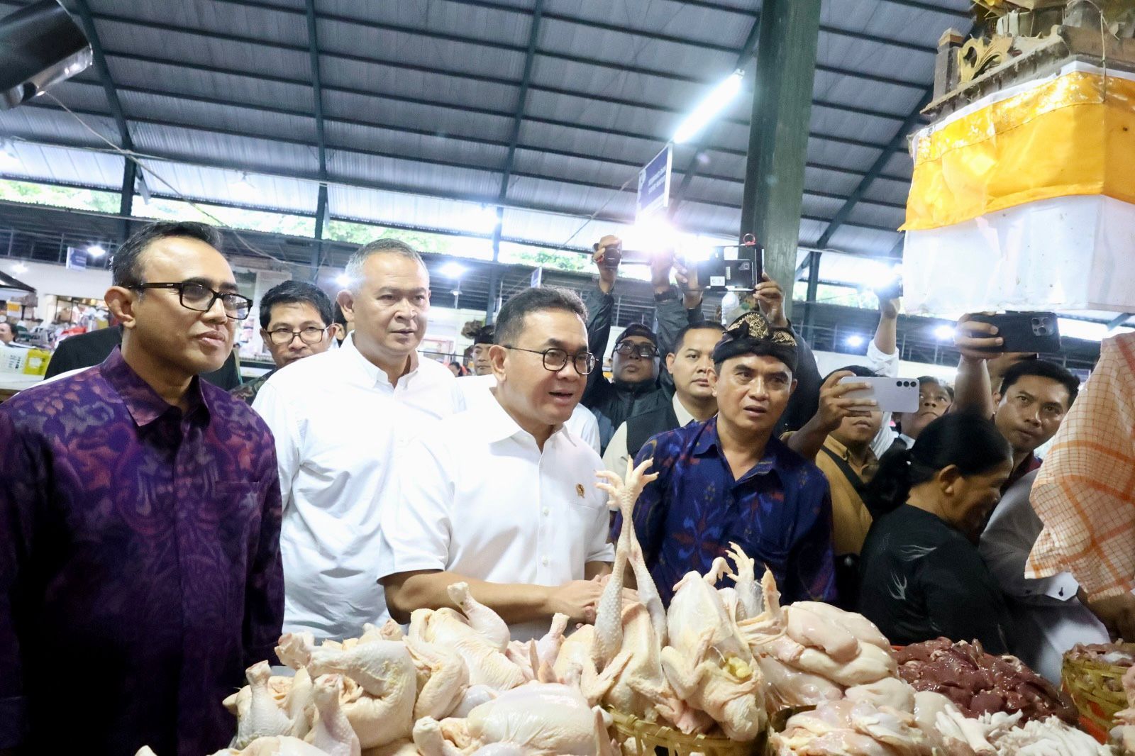 podiumnews.com-Walikota Denpasar Dampingi Mendag Pantau Harga di Pasar Nyanggelan