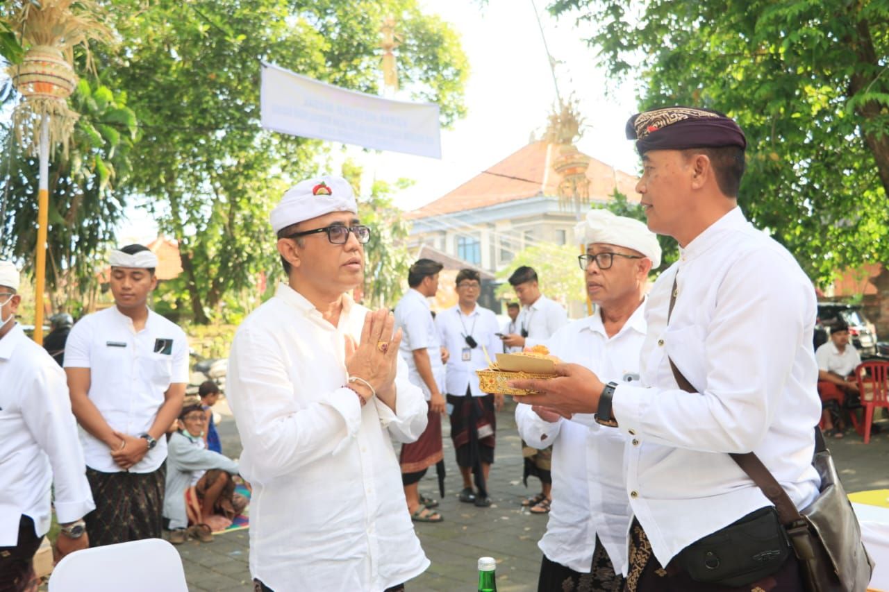 podiumnews.com-Dua Koperasi Gelar Metatah Massal 149 Umat Denpasar