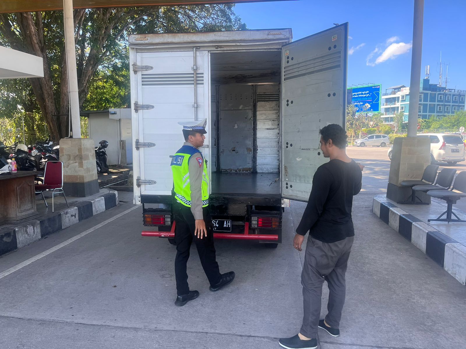 podiumnews.com- Mobil Box Diperiksa Saat Masuki Bandara Ngurah Rai