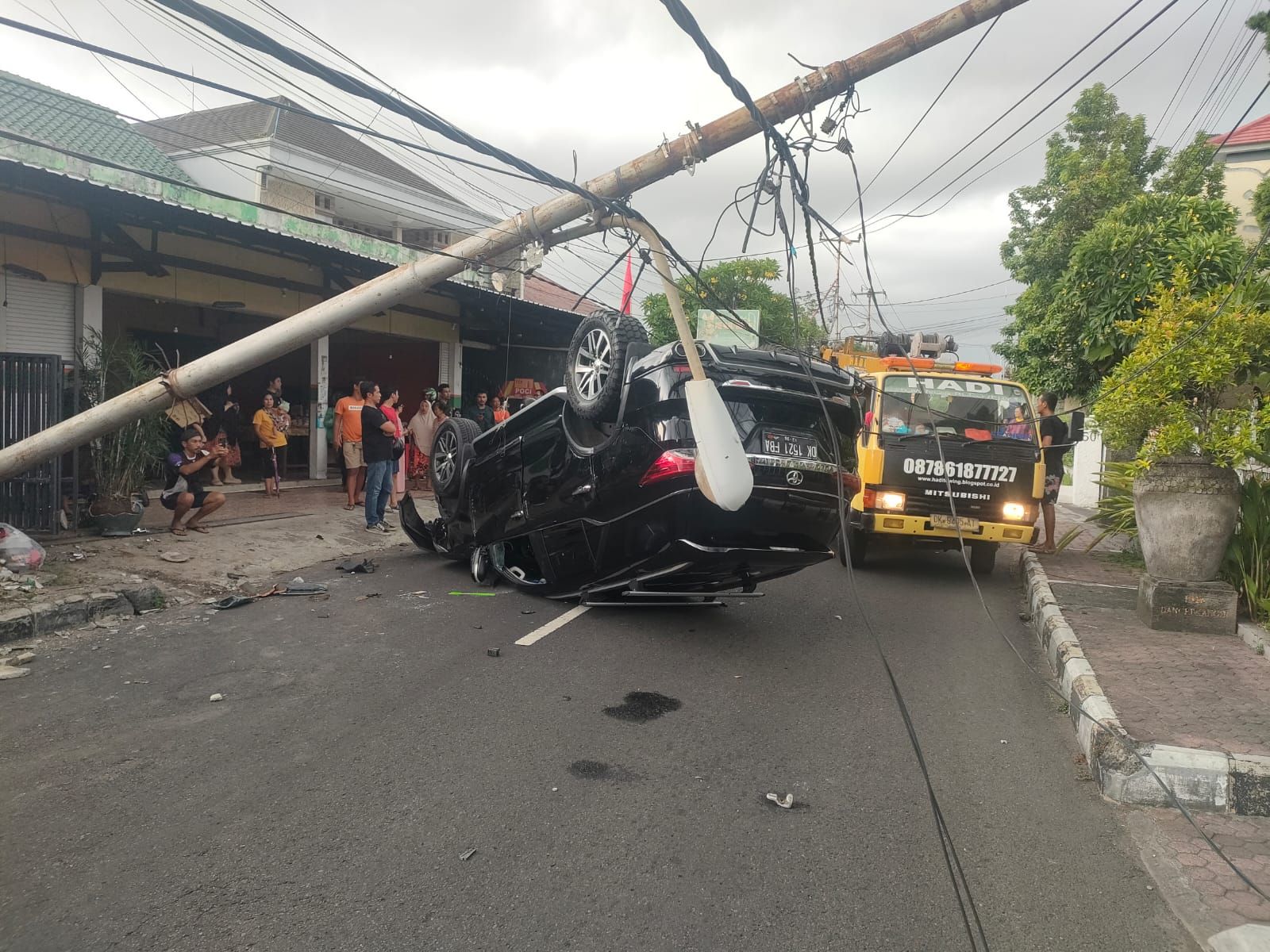 podiumnews.com-Hindari Kucing, Mobil Fortuner Terguling 