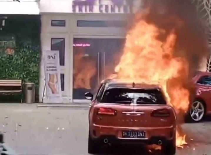 podiumnews.com- Mobil Mini Cooper Terbakar di Renon