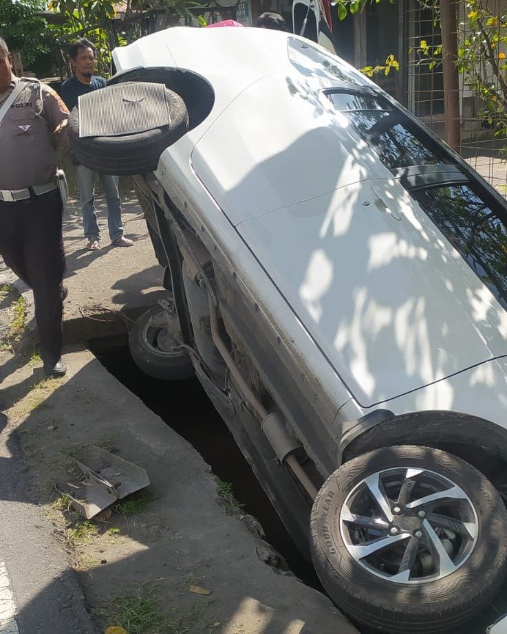 Sopir Ngantuk, Mobil Turis Jerman Terguling di Kerobokan