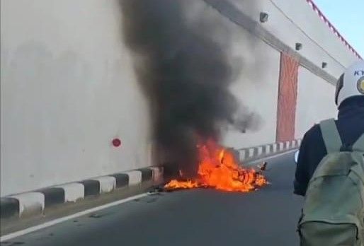 podiumnews.com-Montor Angkut BBM Ludes Terbakar di Kuta