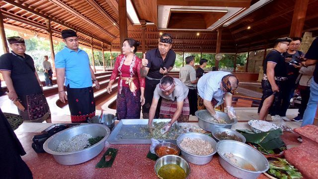 podiumnews.com-Ajang Perpisahan, DPRD Bali Ngelawar Bersama 