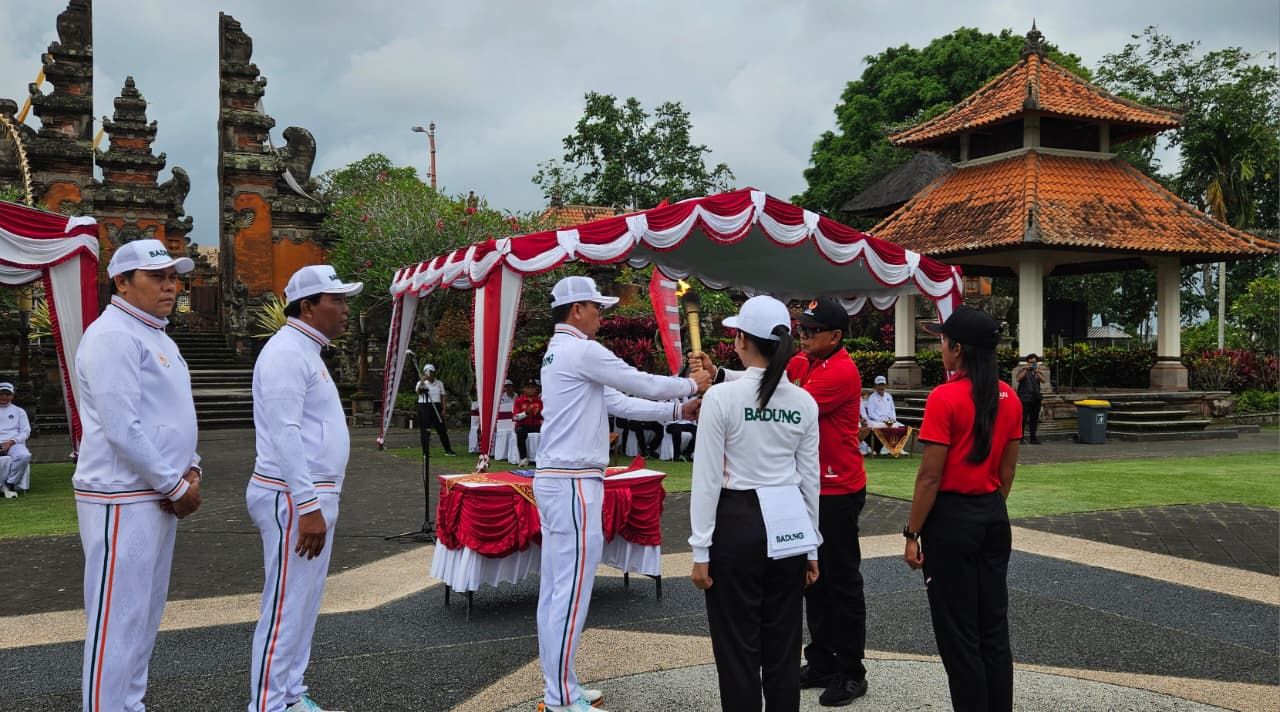 podiumnews.com-Badung Terima Api Obor Porprov Bali XVI 2025 dari Tabanan