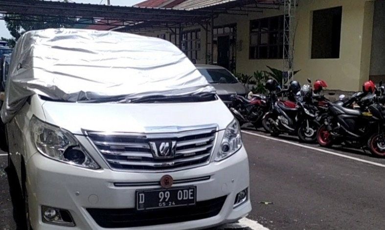 podiumnews.com-Mobil Mantan Anggota DPR RI Dirusak di Kawasan Puncak