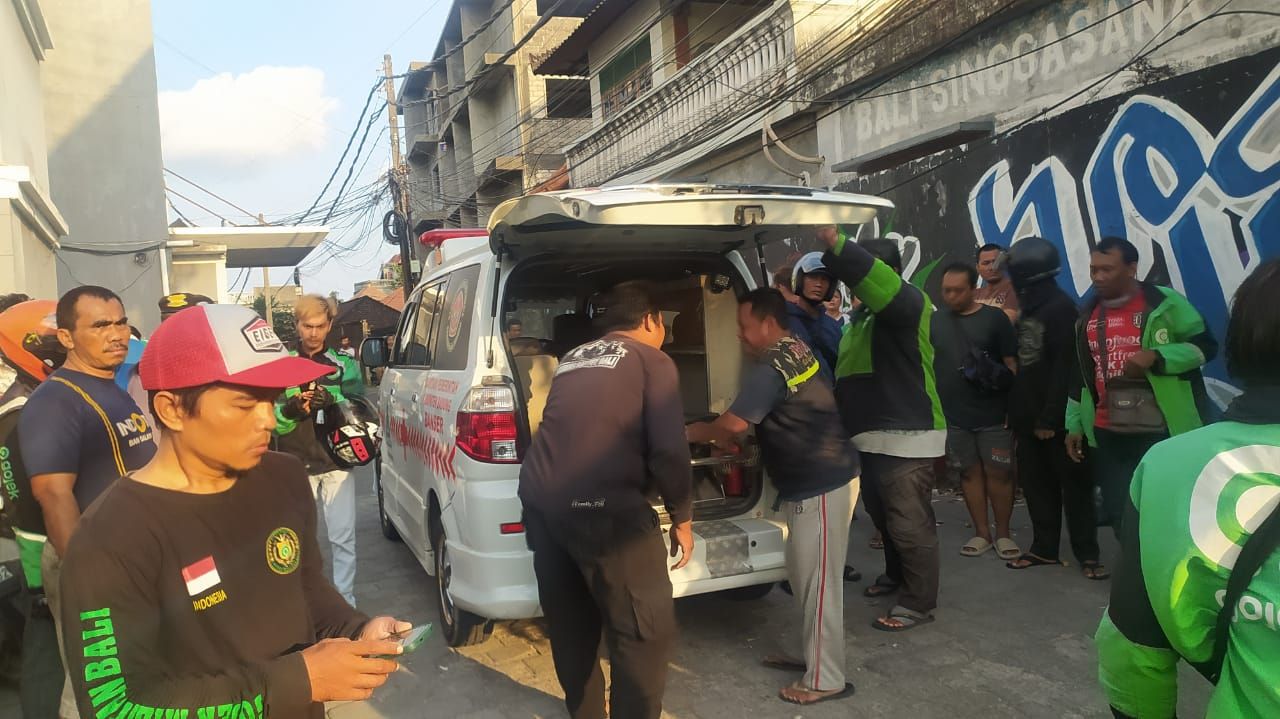 podiumnews.com-Di Kuta, Ojol Tewas Terduduk di Atas Motor