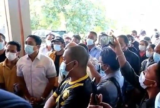 podiumnews.com-Datangi DPRD Bali, Orangtua Siswa Adukan Nasib Sekolah Anaknya 