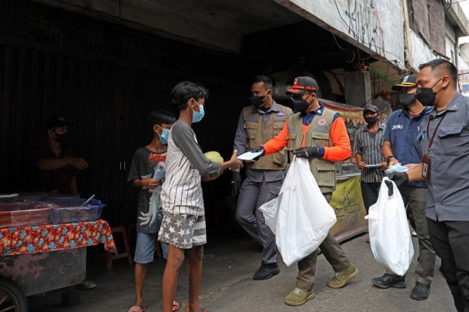 podiumnews.com-Aksi Ketua Satgas Turun ke Jalanan Bagikan Masker
