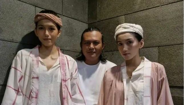 podiumnews.com-Pagi Motley, Keindahan Busana Berbahan Alami