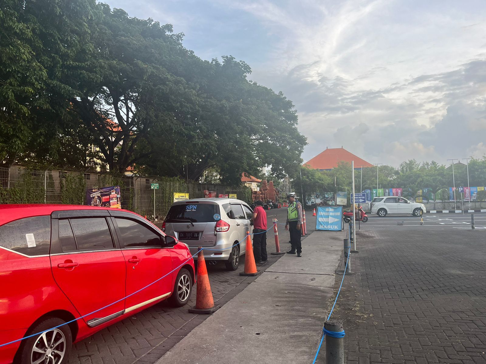 podiumnews.com-Polisi Bandara Usir Mobil Parkir Sembarangan 