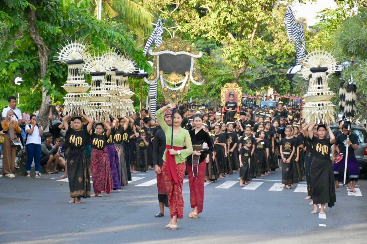 Ngerebong di Jalan Raya: Saat Tradisi Sakral Menyapa Kota