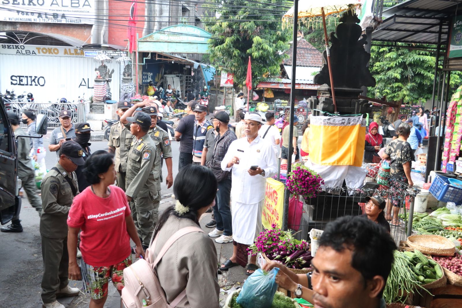 Pedagang Pasar Tumpah Sanglah Tetap Bandel