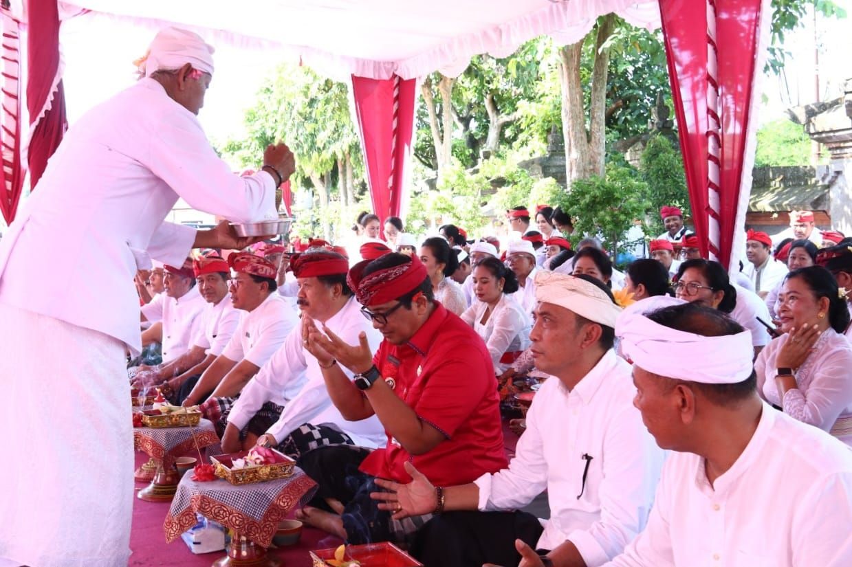 Pelinggih Kantor DPRD Tabanan Dipelaspas