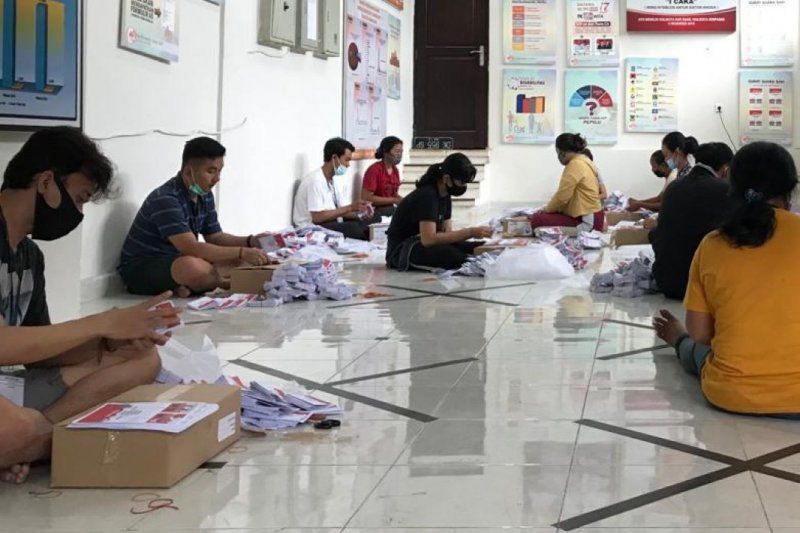 podiumnews.com-KPU Denpasar Terapkan Protokol Kesehatan saat Pelipatan Surat Suara