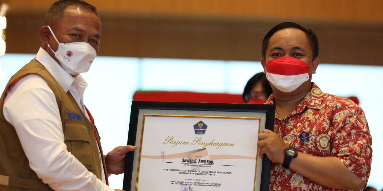 podiumnews.com-Satgas Beri Penghargaan Pejuang Kemanusiaan Penanganan Covid-19