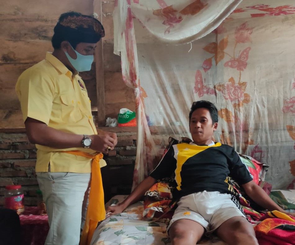 Peradah Lampung Santuni Umat Alami Kelumpuhan di Tanggamus