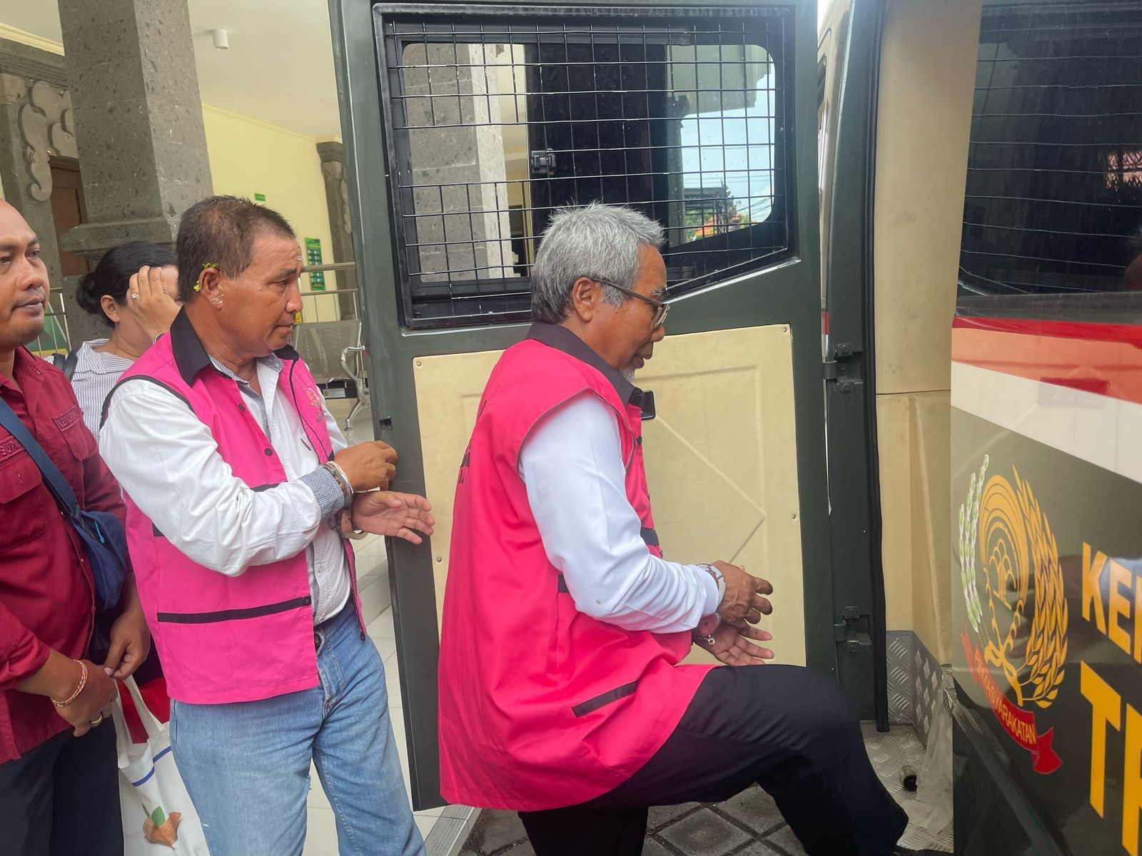 podiumnews.com-Korupsi Dana Pura, Perbekel Bongkasa Dituntut Empat Tahun