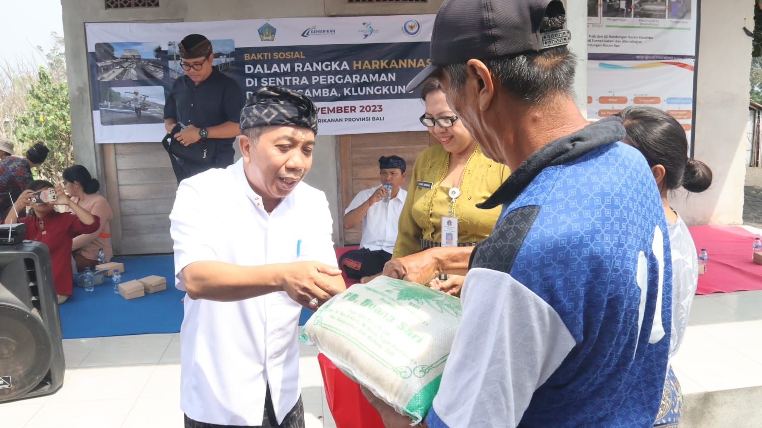 podiumnews.com-Petani Garam Lansia Kusamba Tetap Bertahan