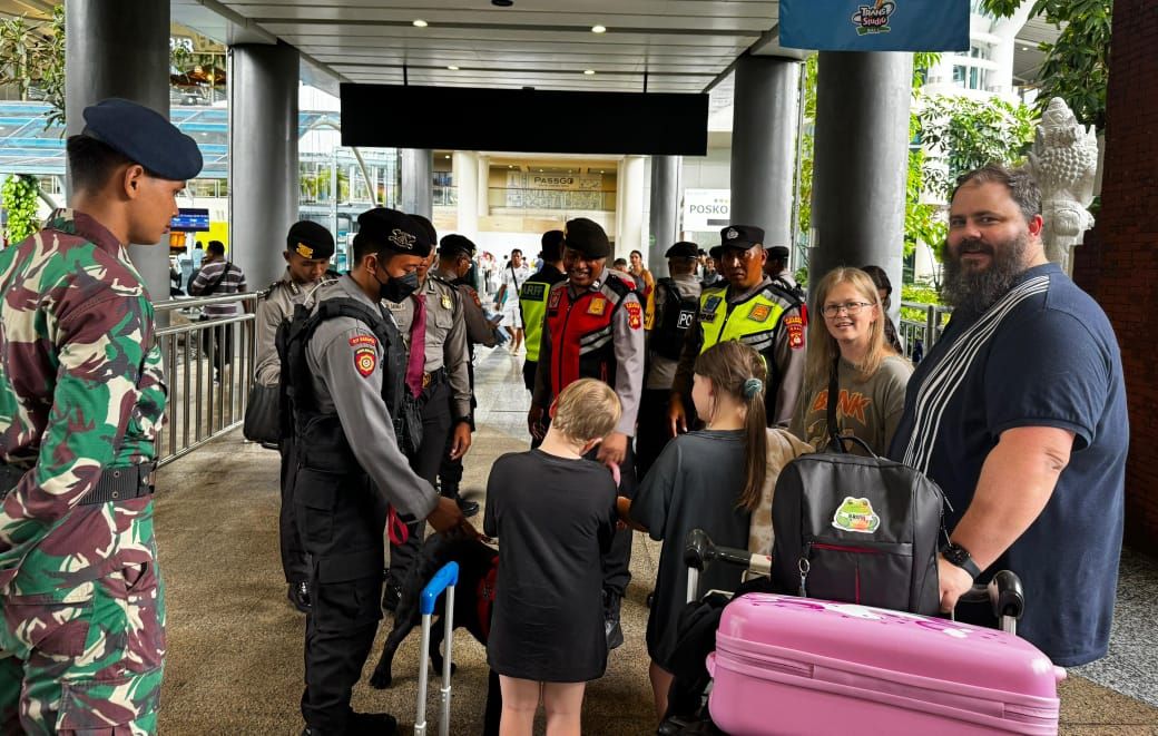 podiumnews.com-Petugas Gabungan Patroli di Bandara Ngurah Rai