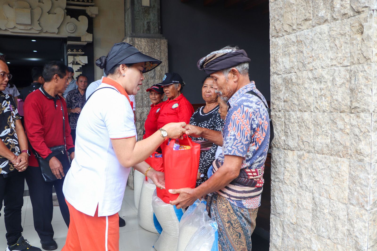 PKK Badung Serahkan PMT di Petang