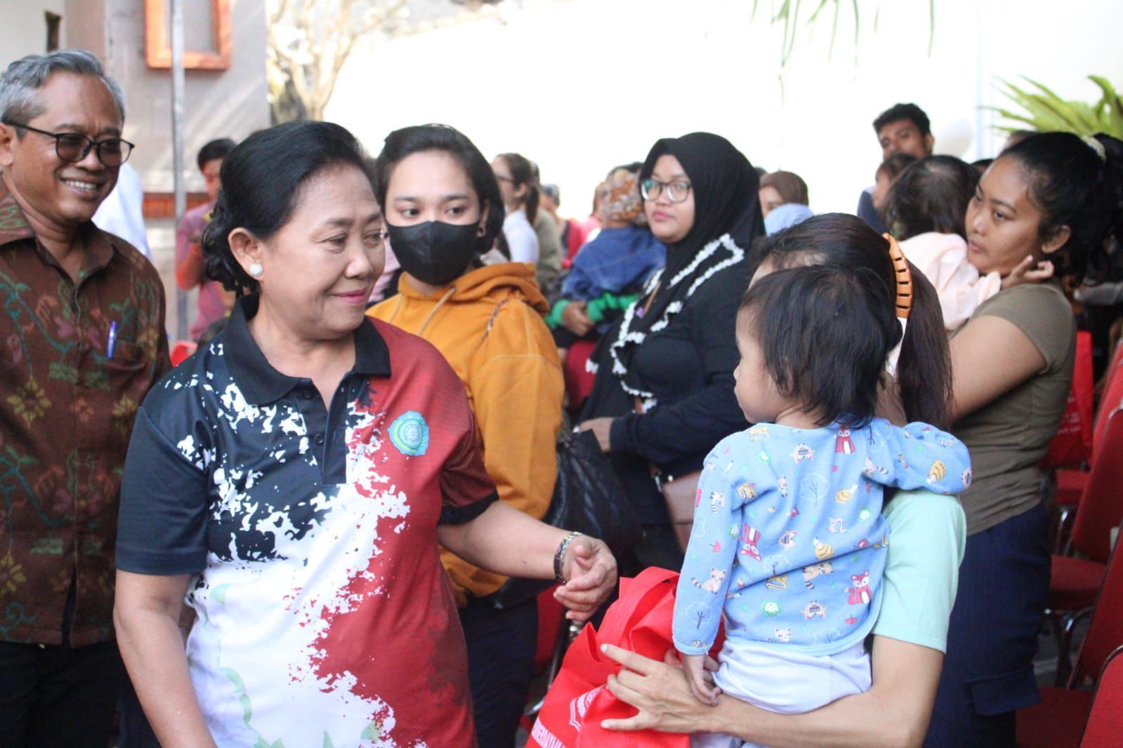 podiumnews.com-TP. PKK Kota Denpasar Serahkan Ratusan Paket Bantuan PMT di Kecamatan Denut dan Denbar