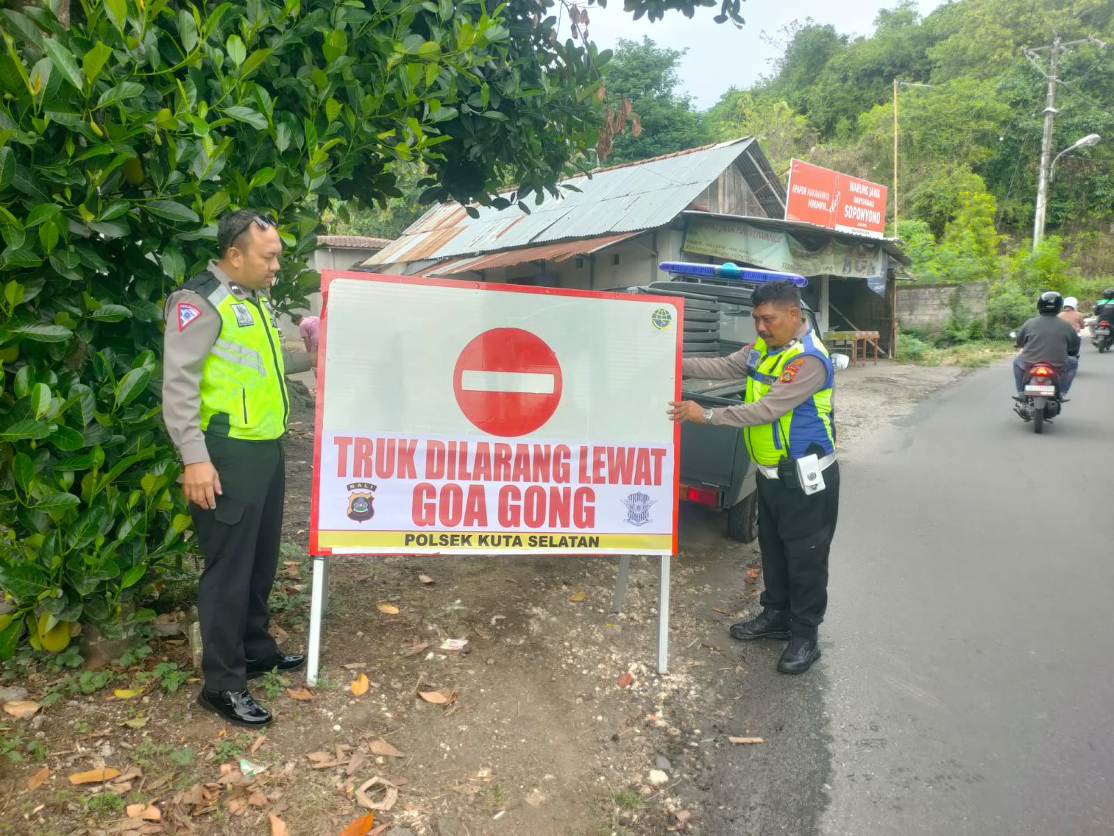podiumnews.com- Polisi Pasang Imbauan di Tanjakan Goa Gong