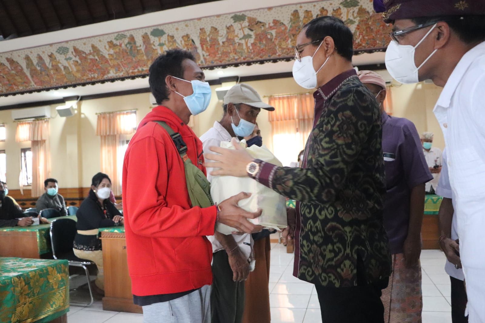 podiumnews.com-Wabup Suiasa Serahkan PMT Bagi Penderita TBC