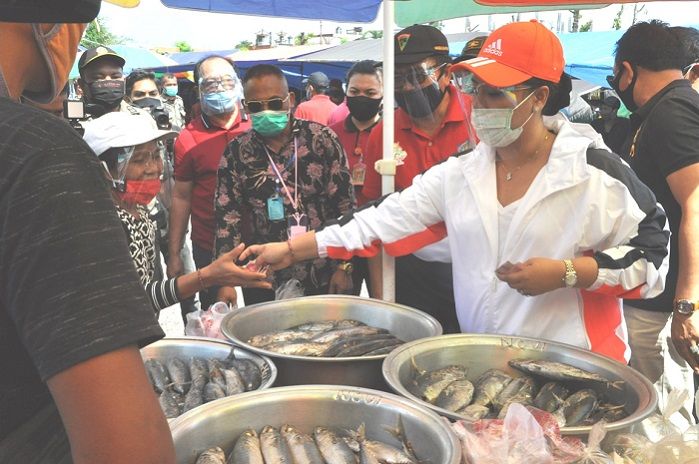 podiumnews.com-Bupati Eka Bagikan 3600 Paket Imun ke Pedagang Pasar Tradisional