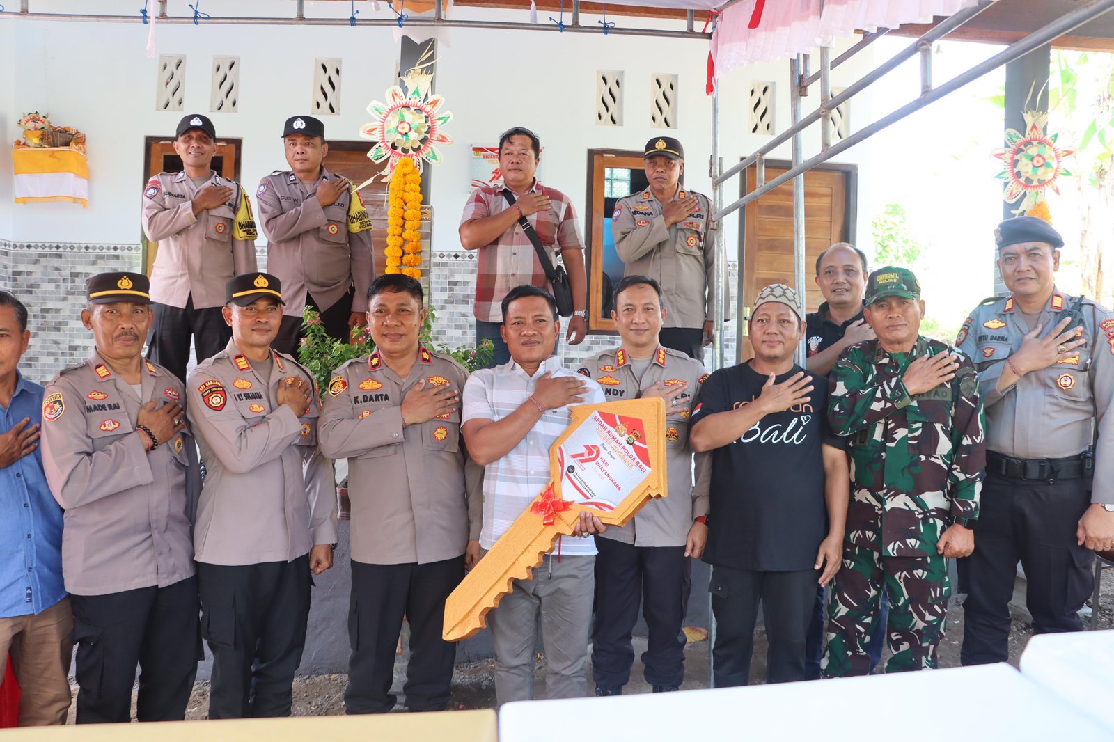 Polda Bali Bedah Rumah Nenek 80 Tahun di Jembrana