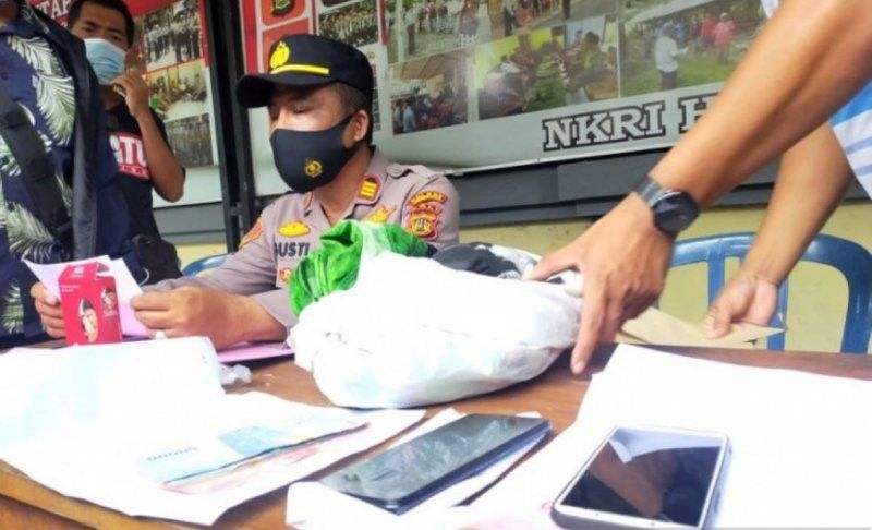 podiumnews.com-Polisi Tangkap Mucikari Prostitusi "Online" di Jembrana