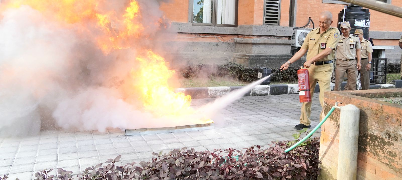 podiumnews.com-Pegawai Pemprov Bali Praktek Padamkan Api