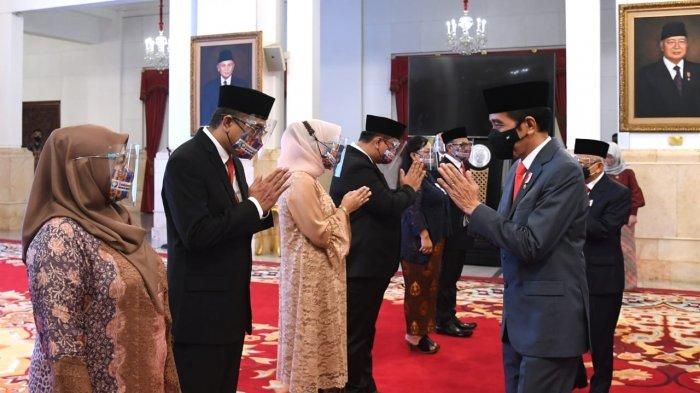 podiumnews.com-Presiden Jokowi Saksikan Ucap Sumpah Jabatan Anggota Ombudsman