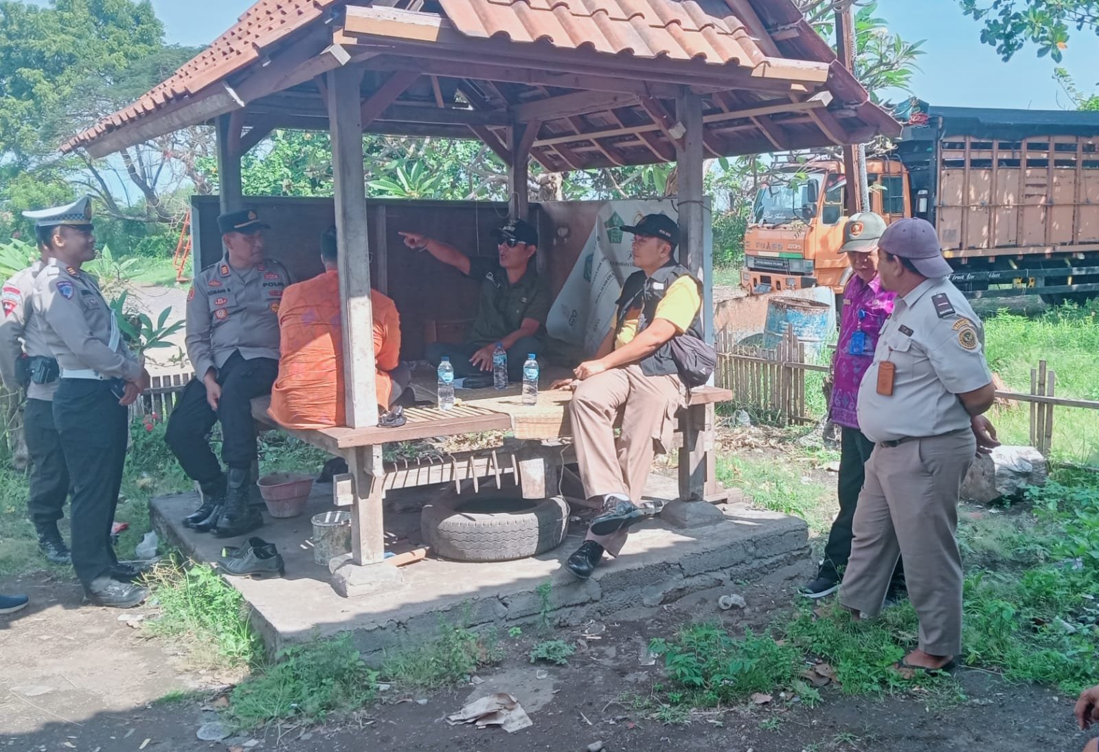 Warga Gilimanuk Protes Bau Truk Ternak, Belum Ada Solusi